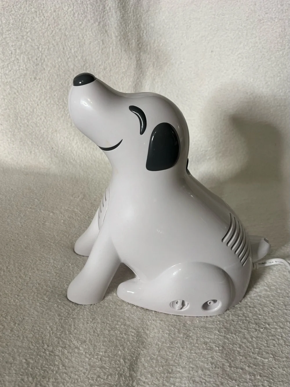 White Dog-Shaped Pet Humidifier with Dark Gray Accents
